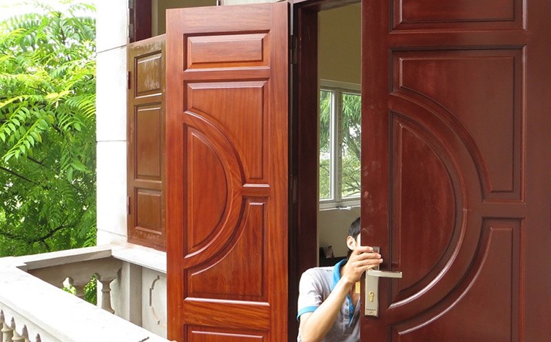 sửa cửa gỗ bị xệ